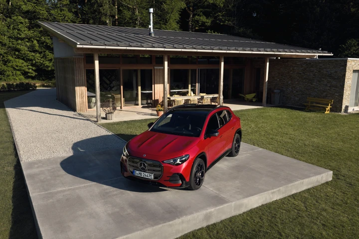 Nuova Mercedes-Benz GLA accetta la sfida, tre versioni 100% BEV: a partire da 46.972 euro