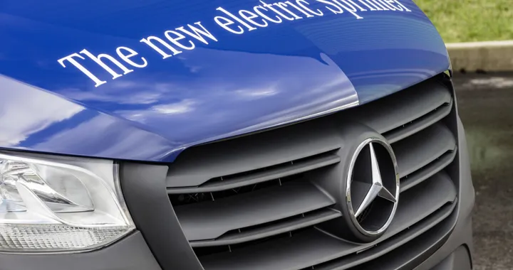 Elon Musk propone a Mercedes un'alleanza per i furgoni elettrici