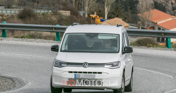 Volkswagen Caddy, nuove foto spia della versione Plug-in