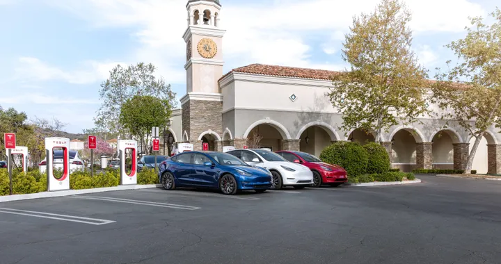 Tesla, un giovane hacker buca la sicurezza delle auto e ne prende il controllo