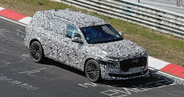 Nuova Audi Q9, il maxi SUV è stato pizzicato tra le curve del Nürburgring