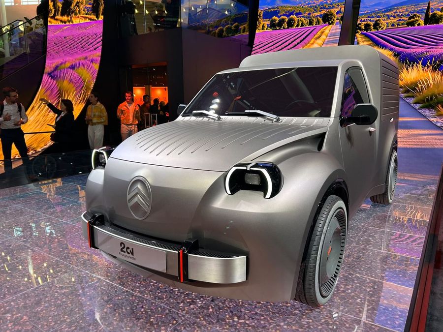 Anteprima: Citroën 2 CV Fourgonnette: a Parigi torna l’elettrico “operaio”, ma è un concept