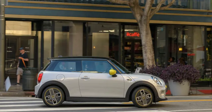 MINI Full Electric: 184 CV e 270km di autonomia, in pre-ordine da oggi | PREZZO