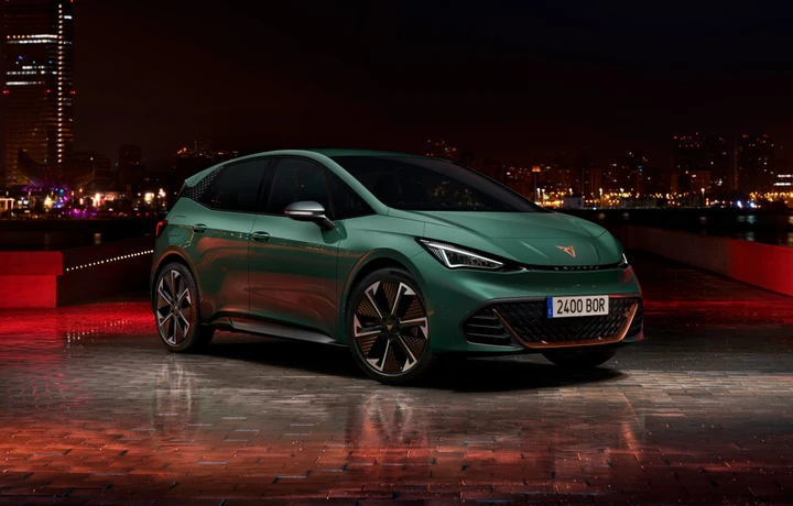 CUPRA Born si aggiorna, ecco le novità: nuovi powertrain e dotazioni
