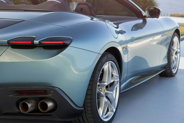 Una Ferrari resta incastrata, il video tra i vicoli della città diventa virale