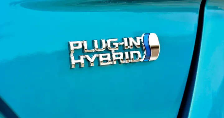 Toyota Prius plug-in: negli USA il restyling con Apple CarPlay e Amazon Alexa