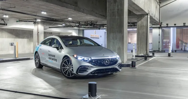 Mercedes e Bosch mostrano il parcheggio autonomo con l'EQS a Los Angeles
