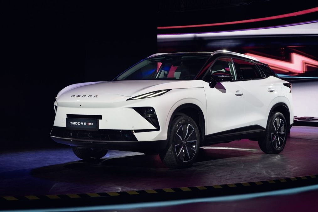 Copertina: OMODA 4 e OMODA 5 NEXT, doppia novità a Parigi: tecnologia, IA e motori ibridi
