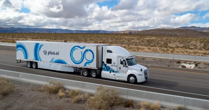 Amazon investe sui sistemi di guida autonoma a lunga percorrenza per i camion