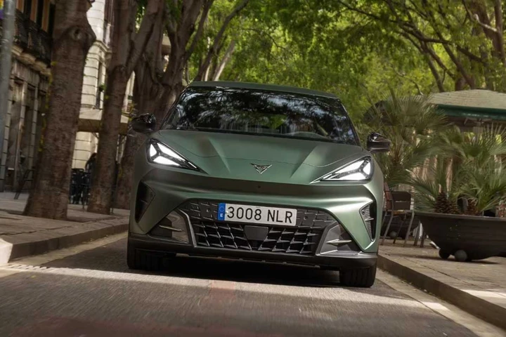Cupra sfida Goodwood con l’elettrica Raval, due sorprese in arrivo