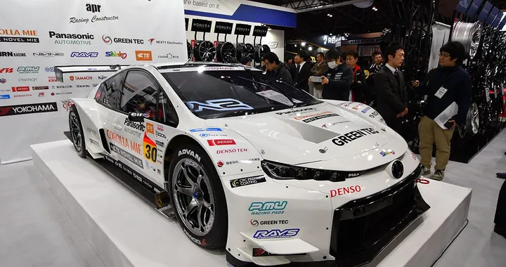 Toyota GR Sport Prius PHV, l'auto silhouette ibrida col V8