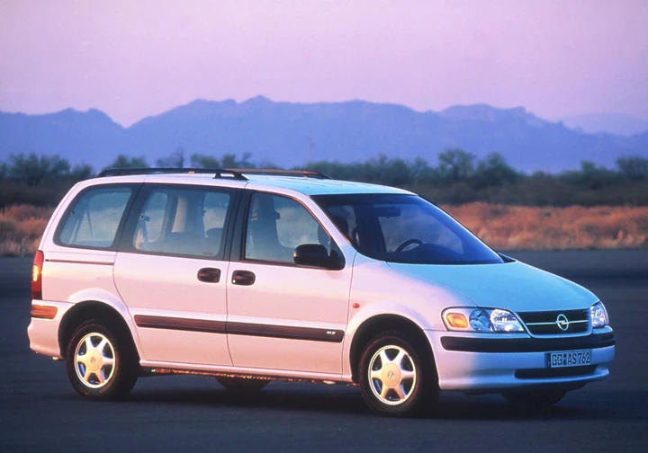 Opel Sintra: quando Opel sfidò il mercato delle monovolume nel 1996