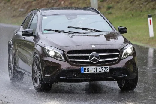 Mercedes GLB: il muletto del nuovo crossover compatto