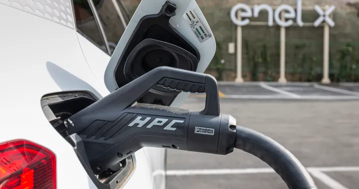 Enel X elettrifica i punti vendita Leroy Merlin: in arrivo colonnine fast e ultrafast