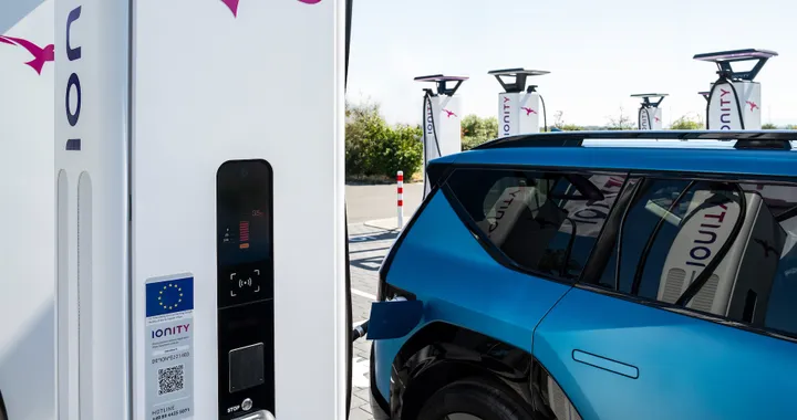 KIA introduce la tecnologia Plug&amp;Charge in Europa. Si parte dalla EV9