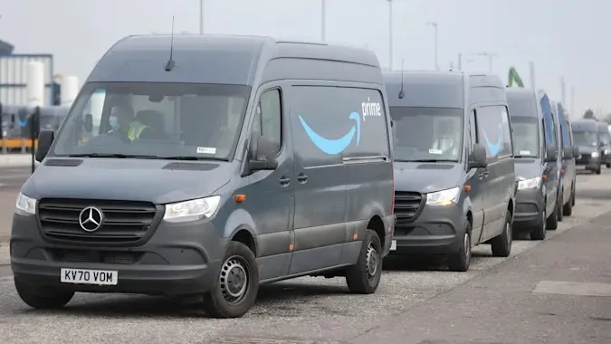 Amazon installa una coppia di telecamere AI all'interno dei suoi furgoni