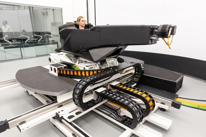 Il simulatore che unisce un pilota vero, un'auto virtuale e un powertrain reale
