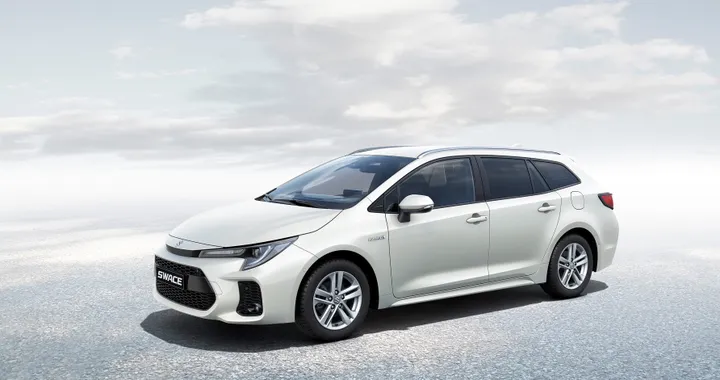 Suzuki Swace, arriva la station wagon ibrida gemella della Corolla