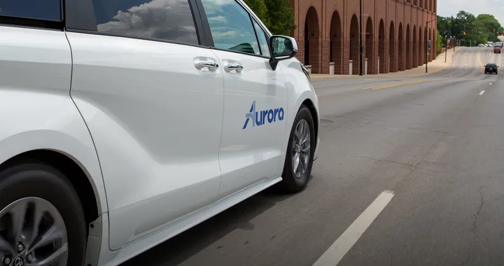 Toyota con Aurora per sviluppare taxi a guida autonoma