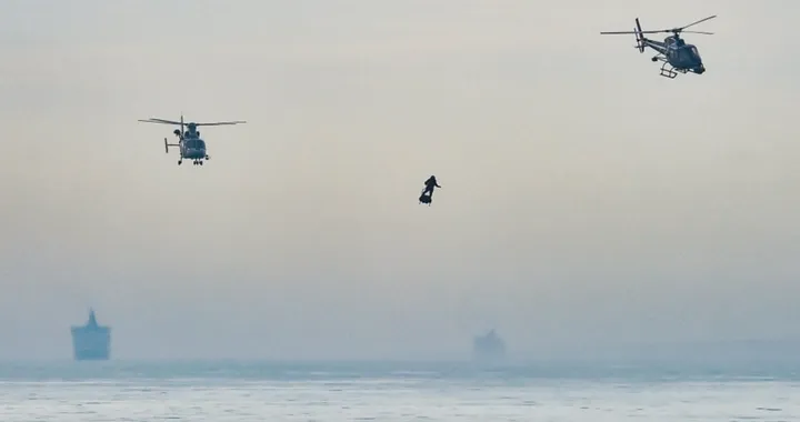 Franky Zapata, missione compiuta: attraversata la Manica in Flyboard