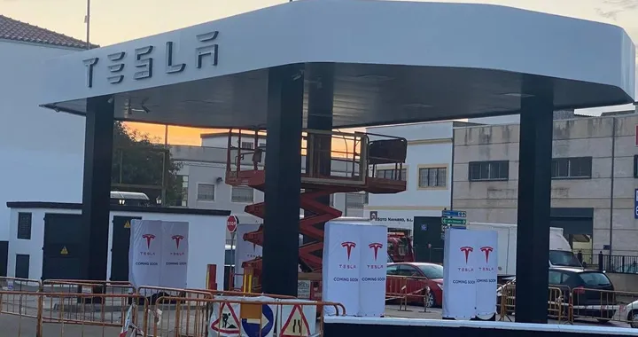 Tesla trasforma in Spagna una stazione Shell in un Supercharger