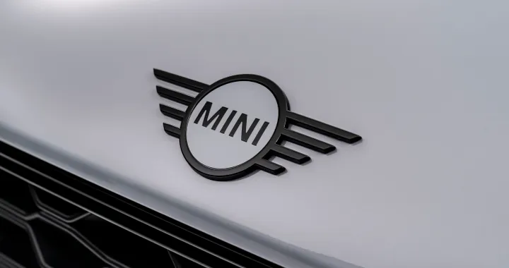 MINI, stop alla produzione dei modelli con cambio manuale per i problemi di fornitura