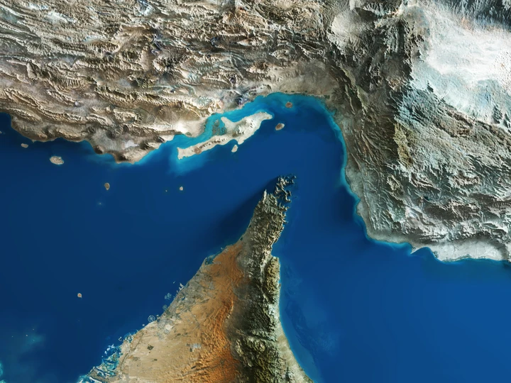 Stretto di Hormuz, camion al posto delle navi: è la soluzione alla crisi?