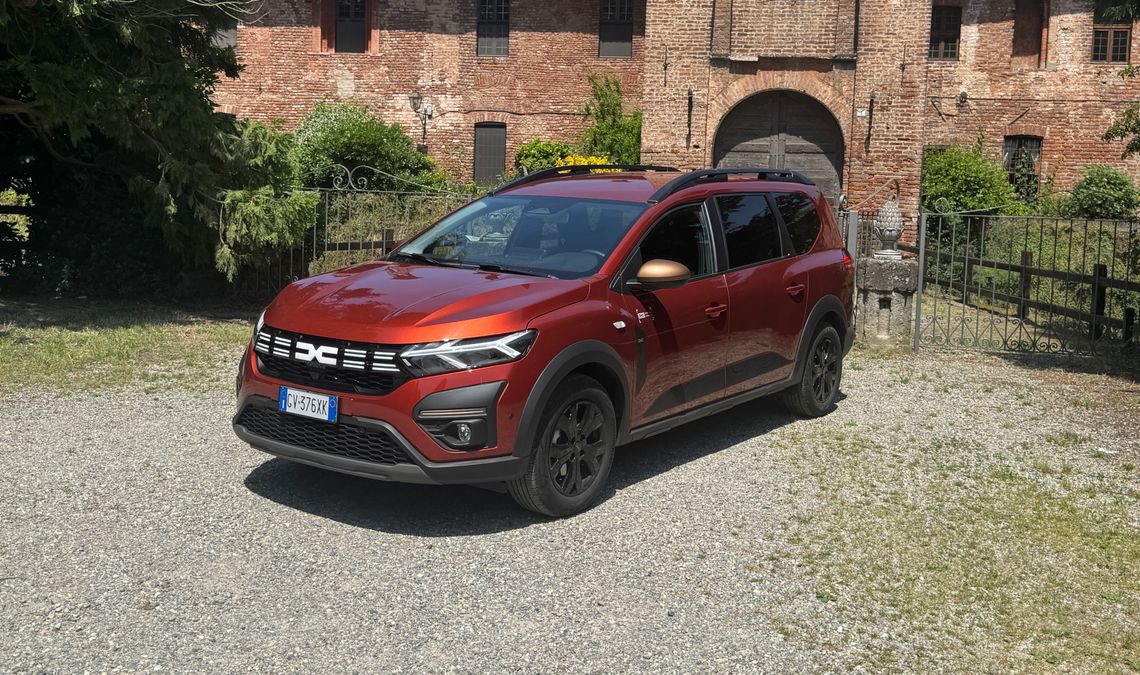 Prova Dacia Jogger full-hybrid: razionale ed intelligente | Video