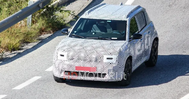 Renault 4, continuano i test di sviluppo della nuova elettrica. Foto spia