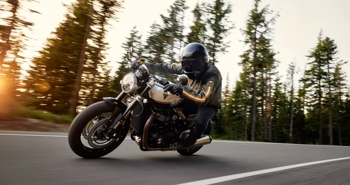 Triumph Speed Twin 1200 si rinnova e arriva la versione RS. Prezzi