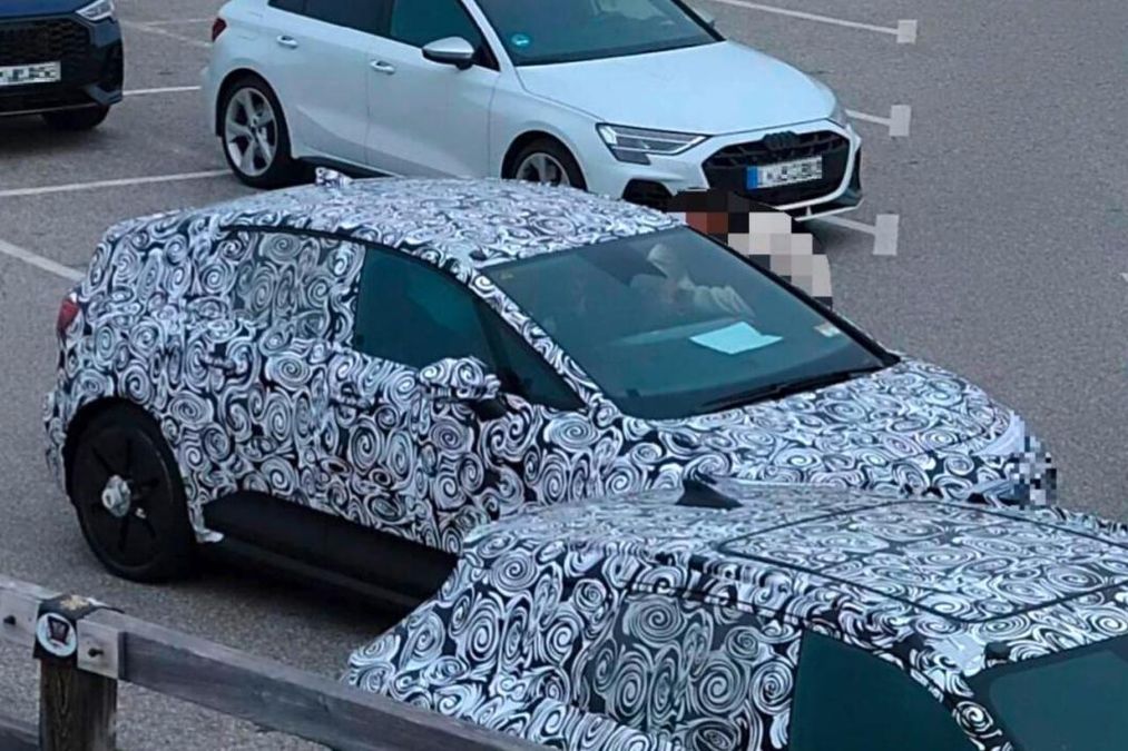 Audi A2 e-tron 2026 ancora pizzicata su strada: nuove foto spia della compatta elettrica