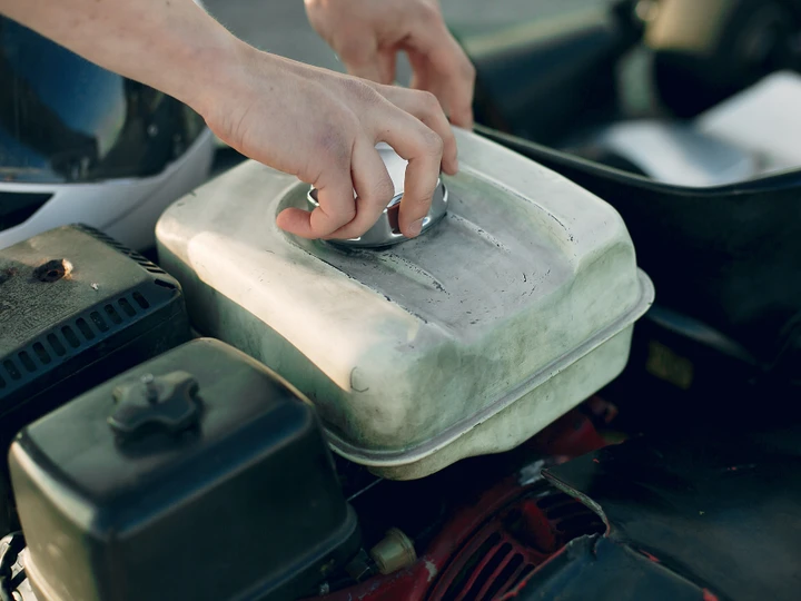 L'inverno sta arrivando. Proteggi il motore della tua auto con il liquido antigelo