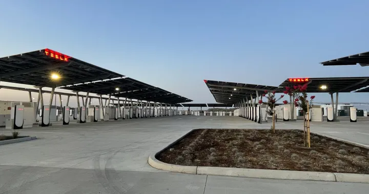 Tesla, la sua più grande stazione Supercharger è alimentata da pannelli solari