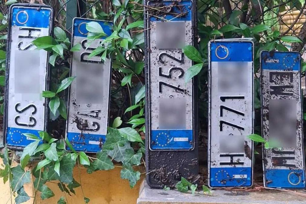 Anteprima: Da una pozza riemergono 10 targhe, sul web si cercano i legittimi proprietari