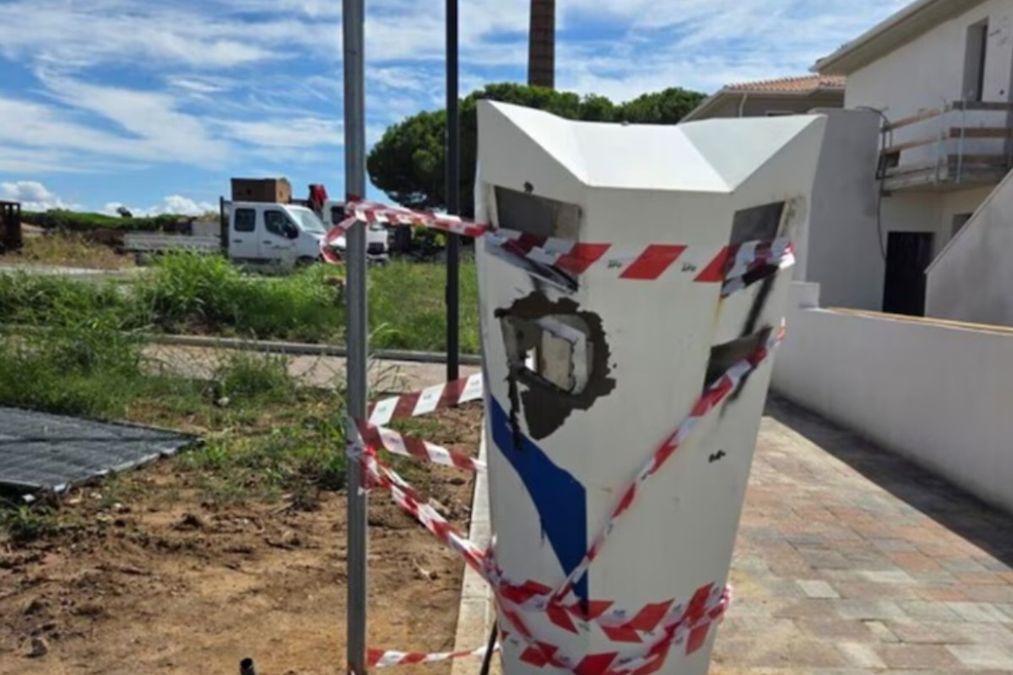Anteprima: Fanno esplodere l’autovelox: una bomba crea danni per 100.000 euro