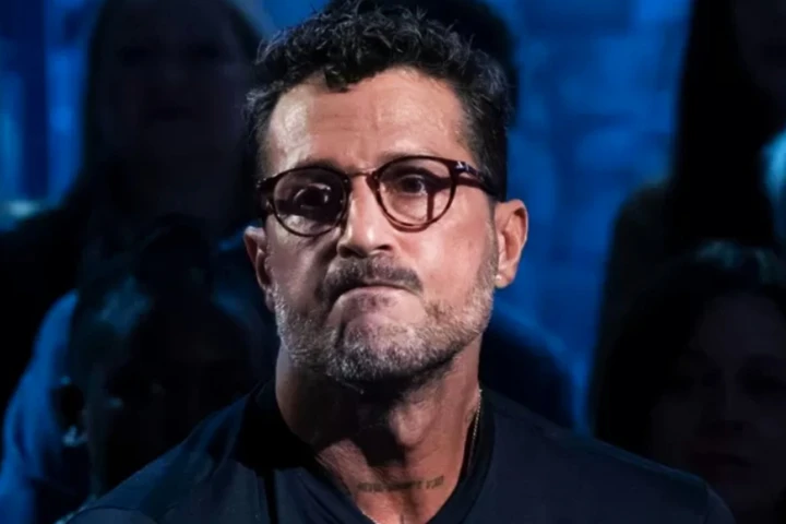 Fabrizio Corona fermato su un SUV senza patente: alt ignorato ed ennesima denuncia