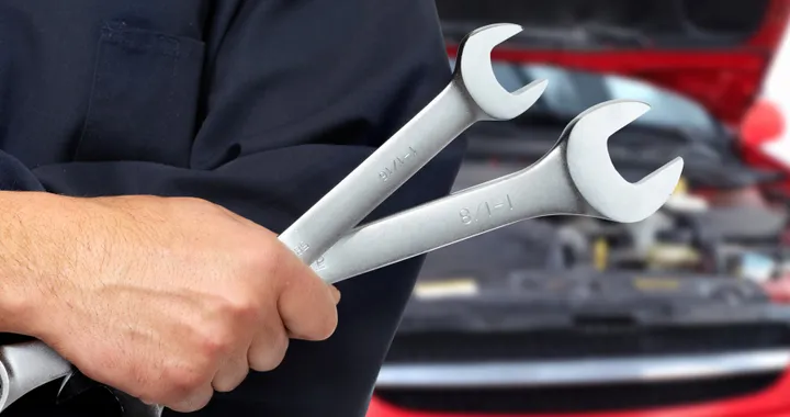 Auto elettriche e ibride: meccatronici, riparazioni e dietro le quinte delle officine