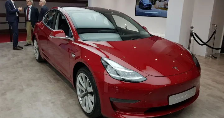 Tesla Model 3: la variante mid-range da 45.000 dollari è ordinabile negli USA