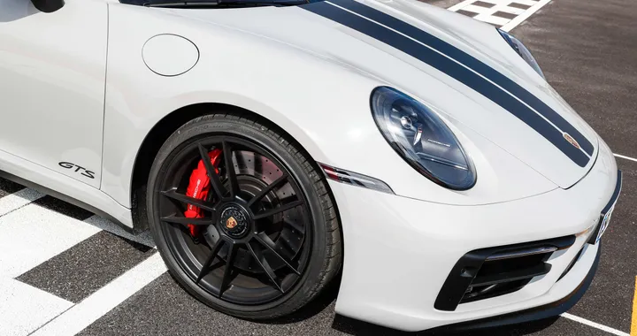 Porsche, basta un click e cambia la livrea: nuovo brevetto