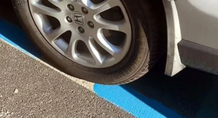 Roma, strisce bianche dipinte di blu con le auto parcheggiate: arriva anche la multa