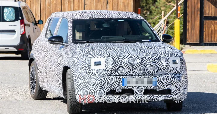 Renault 4, la nuova elettrica è pronta al debutto. Le ultime foto spia