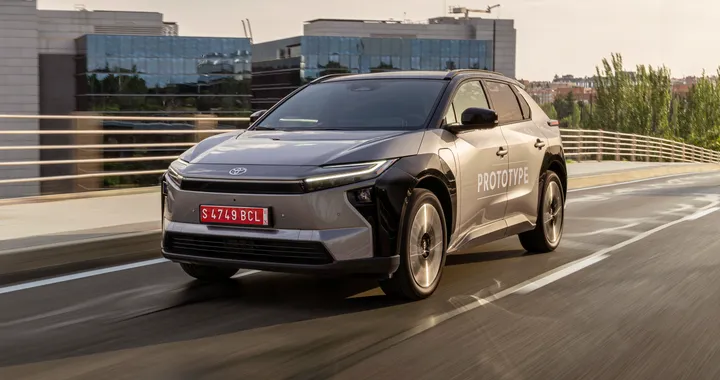 Nuova Toyota bZ4X, il restyling si presenta in Europa: più potenza e autonomia