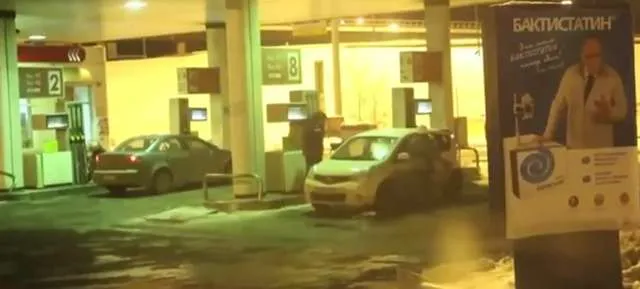Video curiosi: tenta di lavare il parabrezza con la benzina