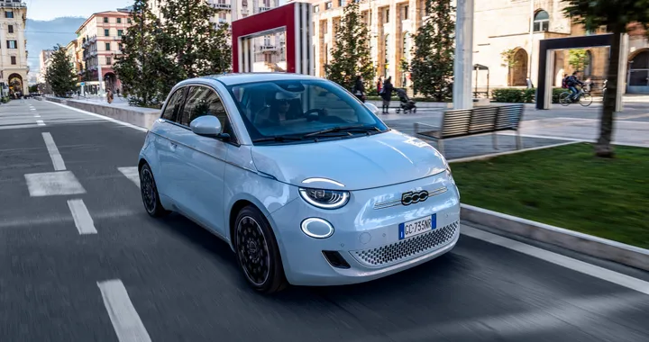 Mercato auto Italia 2021: a febbraio la Fiat 500 è l'elettrica più venduta