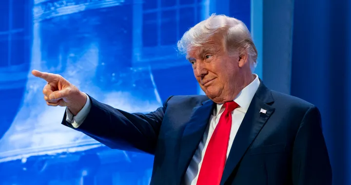 Trump, stop ai dazi reciproci per 90 giorni ma non vale per le auto