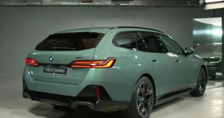 BMW i5 Touring, le foto della station wagon elettrica trapelano sui social