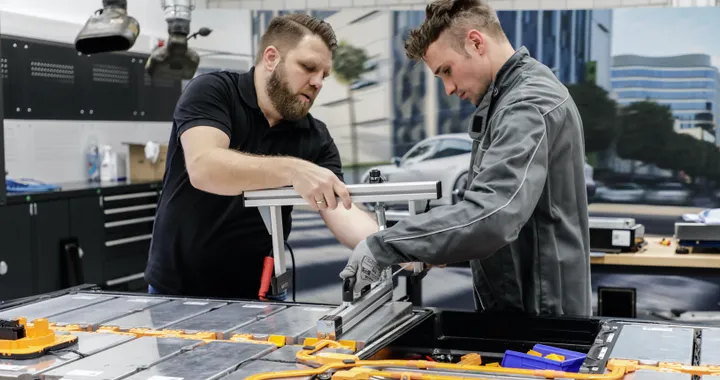 Porsche sta creando un'assistenza specifica per le batterie delle sue elettriche