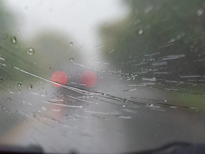 Come migliorare la visibilità in auto nelle giornate pioggia
