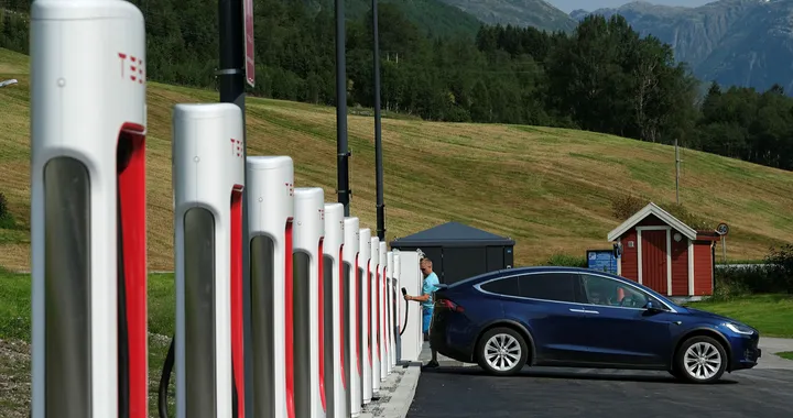 La Norvegia supera un altro record: il 64 percento delle auto vendute sono elettriche
