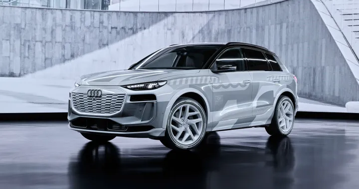 Audi Q6 e-tron, gli interni del nuovo SUV elettrico. Display anche per il passeggero